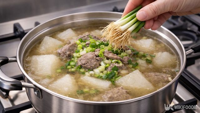 소고기 무국에 대파 뿌리를 넣고 있다. / 위키푸디