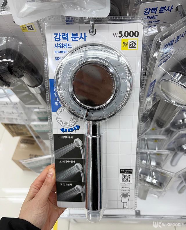 레이저 샤워기 헤드 (대) 자료 사진. / 위키푸디