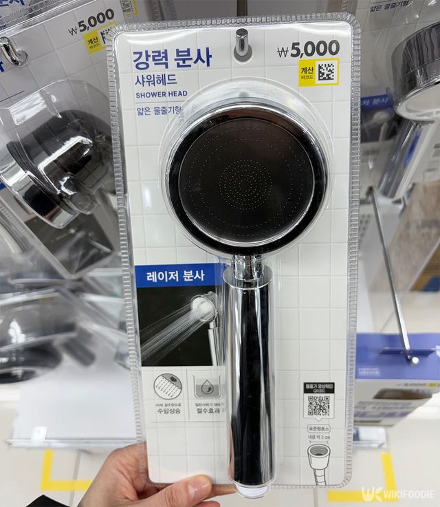 레이저 샤워 헤드 블랙 자료 사진. / 위키푸디