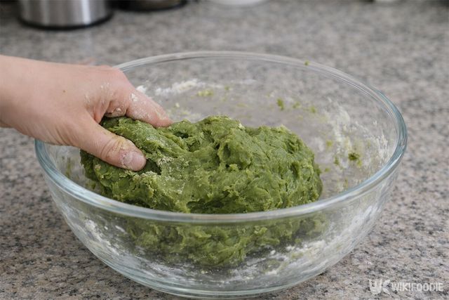 녹차 반죽을 치대고 있다. / 위키푸디