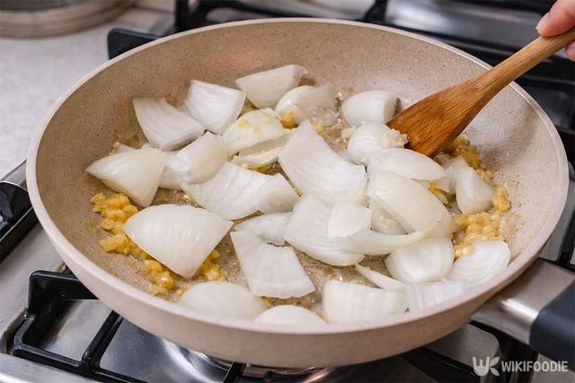 다진마늘과 양파를 볶고 있다. / 위키푸디