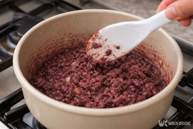 팥을 끓이고 있다. / 위키푸디