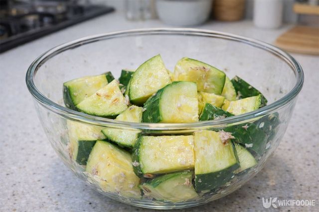 애호박을 새우젓에 버무린 모습이다. / 위키푸디