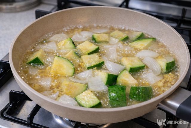 볶은 채소에 육수를 넣고 끓이고 있다. / 위키푸디