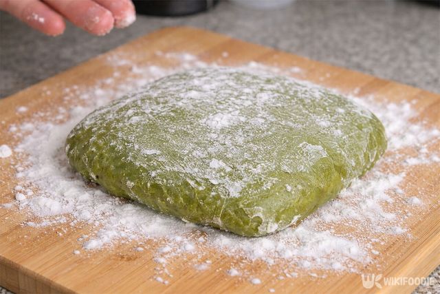 녹차 반죽에 전분 가루를 묻힌 모습이다. / 위키푸디
