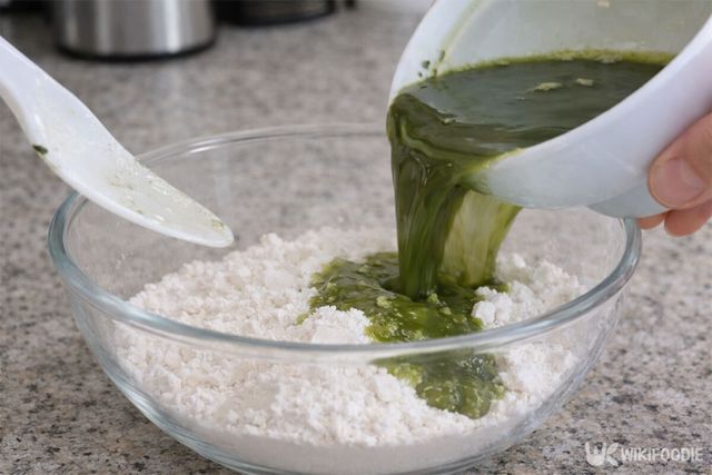 찹쌀가루에 녹차 물을 넣고 있다. / 위키푸디