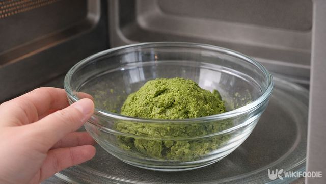녹차 반죽을 전자레인지에 넣고 있다. / 위키푸디