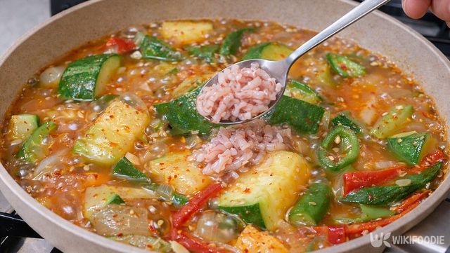 애호박찌개에 새우젓을 넣고 있다. / 위키푸디