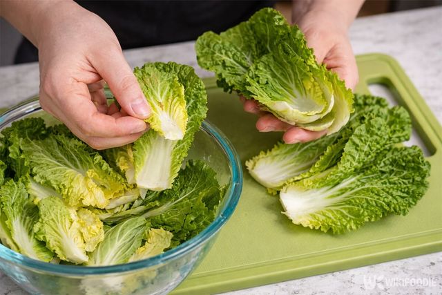 봄동의 잎을 떼고 있다. / 위키푸디