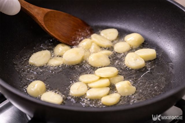 프라이팬에서 마늘을 볶고 있다. / 위키푸디