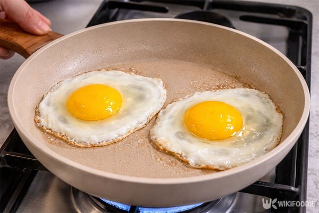 프라이팬에 달걀 두 개를 굽고 있다. / 위키푸디