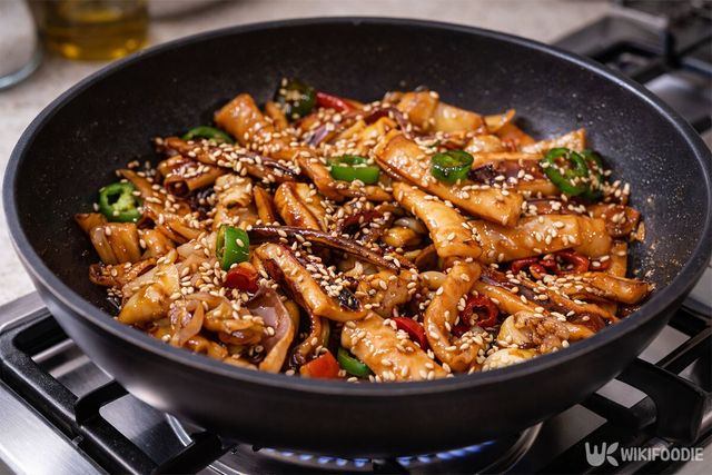 완성된 마른오징어 마늘 볶음의 모습. / 위키푸디