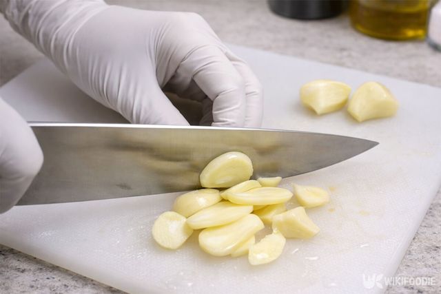 마늘을 일정한 두께로 썰고 있다. / 위키푸디
