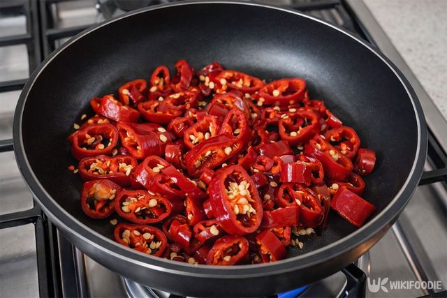 팬에 고추를 넣어 고추기름을 내고 있다. / 위키푸디