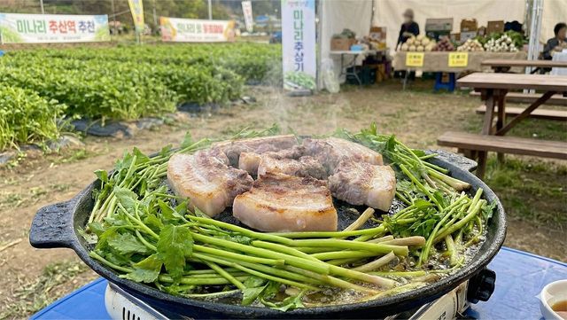 야외 테이블에 놓인&nbsp;전망 좋은 원동 미나리 삼겹살 사진. / 업체등록사진