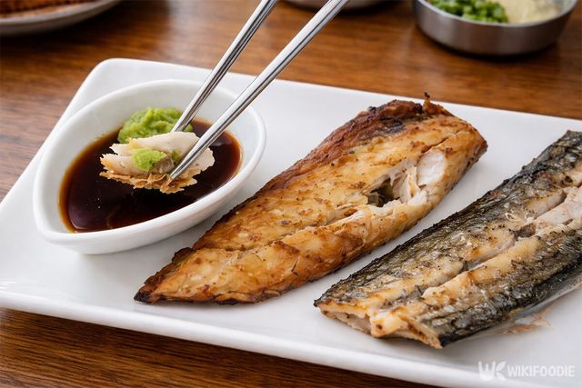 고등어를 고추냉이에 찍고 있다. / 위키푸디