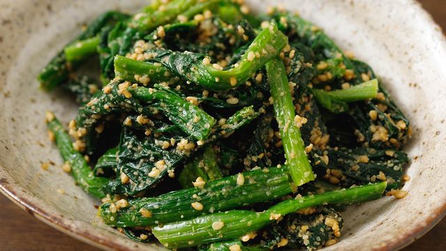 참깨 소스로 양념한 시금치다. / koarakko-shutterstock.com