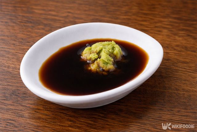 종지에 간장과 고추냉이가 함께 담긴 모습. / 위키푸디