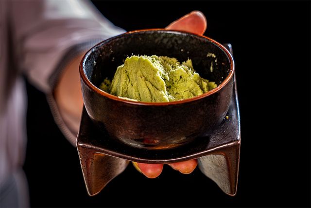 종지에 담은 고추냉이를 든 모습. / Silapavet Konthikamee-shutterstock.com