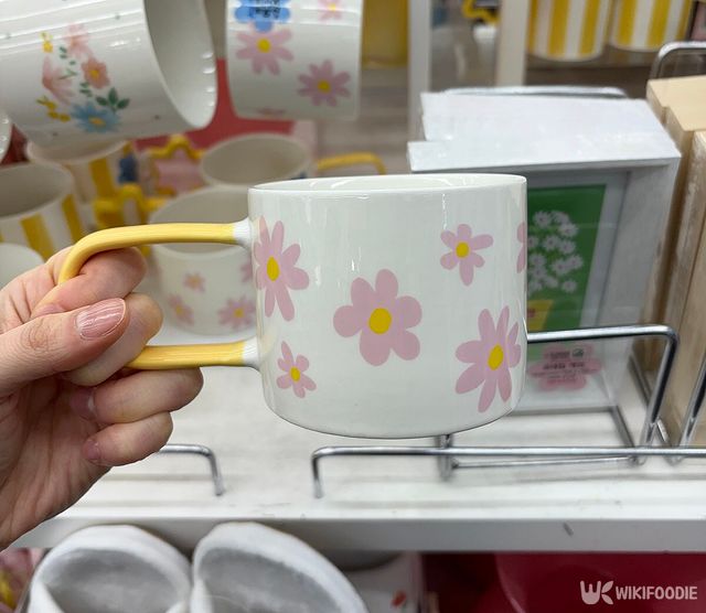 봄꽃 롱 핸들 패턴 머그 사진. / 위키푸디