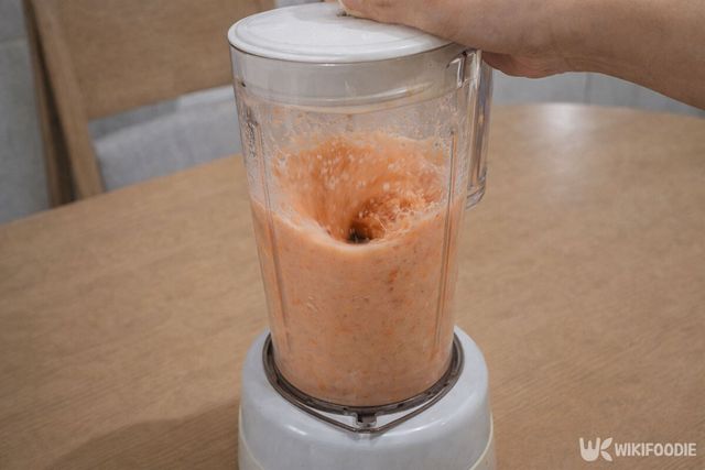 믹서기에 당근과 우유를 넣고 갈고 있다. / 위키푸디