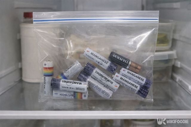 냉장고에 건전지를 보관 중이다. / 위키푸디