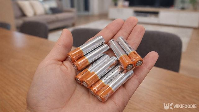 건전지를 손바닥에 올린 모습. / 위키푸디