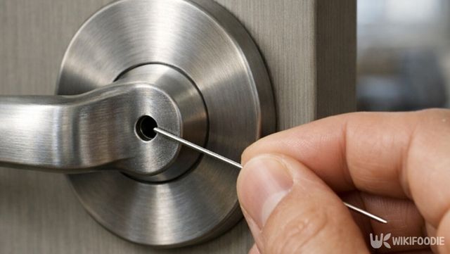 손잡이 중앙의 비상 해제 구멍 자료 사진. / 위키푸디