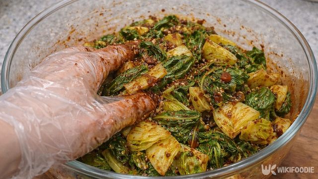 봄동과 양념을 함께 무치고 있다. / 위키푸디