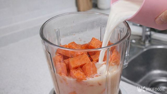 당근이 담긴 믹서기에 우유를 붓고 있다. / 위키푸디