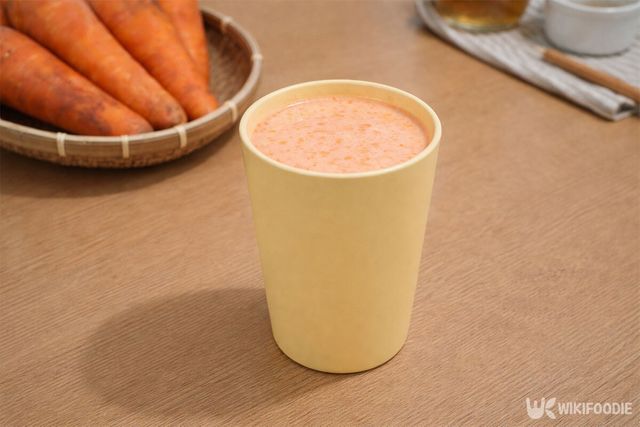 당근 주스가 식탁에 놓여 있는 모습. / 위키푸디