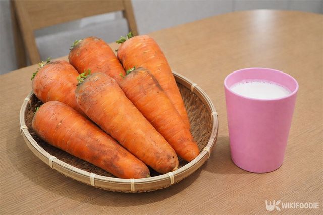 당근과 우유가 나란히 식탁에 놓여 있다. / 위키푸디