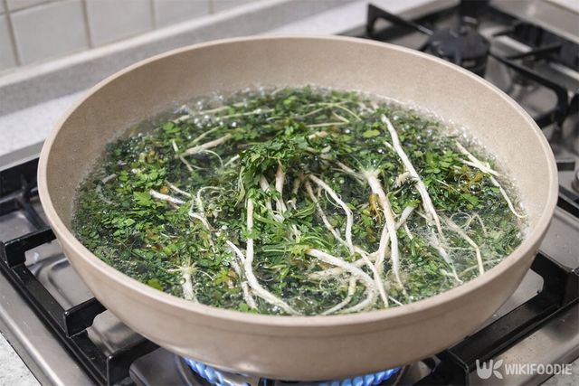 냉이를 데치고 있다. / 위키푸디