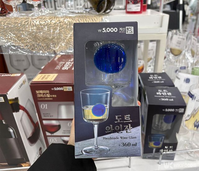 도트 홀 컬러 와인잔 사진. / 위키푸디