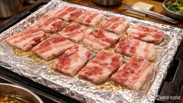 석쇠 위에 쿠킹호일을 깔고 고기를 굽는 모습이다. / 위키푸디