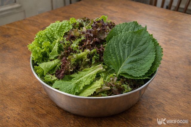 상추와 깻잎이 그릇에 담겨 있다. / 위키푸디