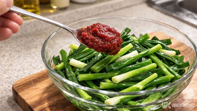 풋마늘에 고추장을 넣고 있다. / 위키푸디