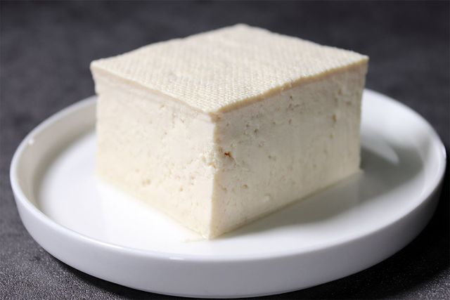두부가 접시에 담긴 모습. / Hyejin Kang-shutterstock.com