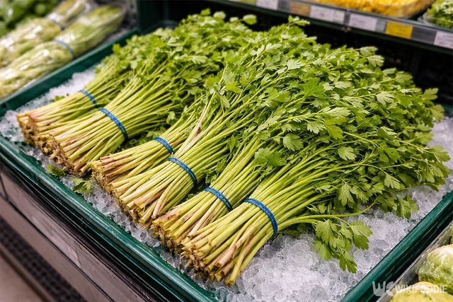 마트 채소코너에 미나리가 놓여 있다.&nbsp;기사의 이해를 돕기 위한 참고 사진입니다. / 위키푸디