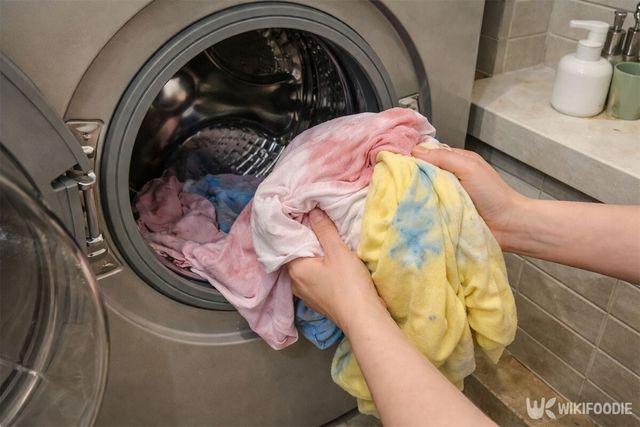 이염된 옷을 세탁기에서 빼고 있다. / 위키푸디