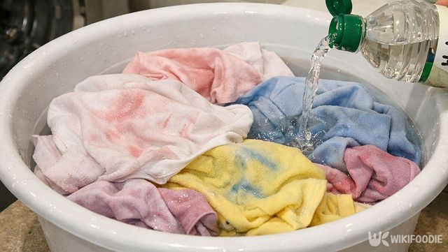 이염된 옷에 식초를 붓고 있다. / 위키푸디