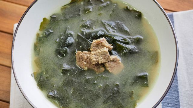 미역국이 그릇에 담겨 있다. / sungsu han-shutterstock.com