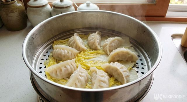 알배추 냉동만두를 찌는 모습. /&nbsp;위키푸디