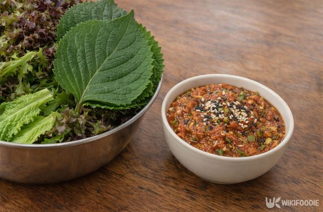 상추, 깻잎 옆에 쌈장이 놓여 있다. / 위키푸디
