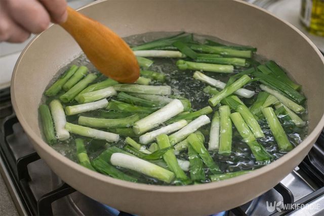 풋마늘을 데치고 있다. / 위키푸디
