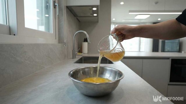 계란에 육수를 넣는 모습. / 위키푸디