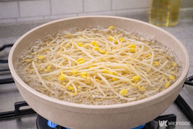 콩나물을 익히고 있다. / 위키푸디