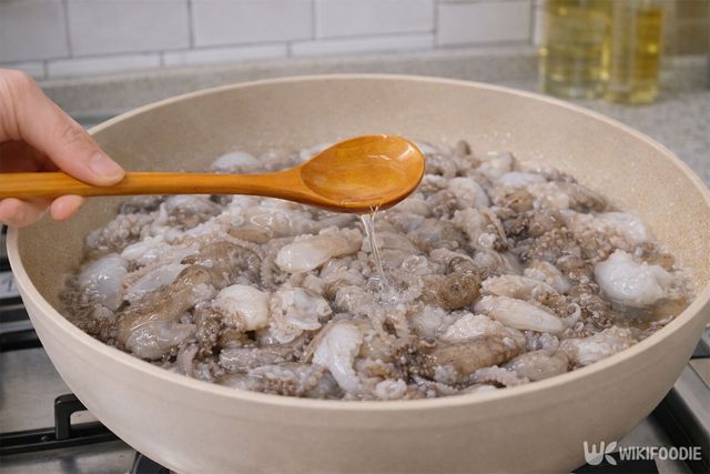 주꾸미에 소주를 넣고 있다. / 위키푸디