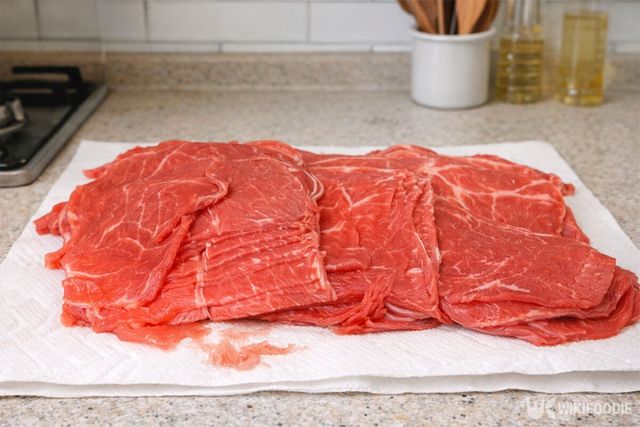 불고기용 소고기를 키친타월에 펼친 모습. / 위키푸디