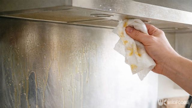 주방 기름때를 일회용 행주로 닦고 있다. / 위키푸디